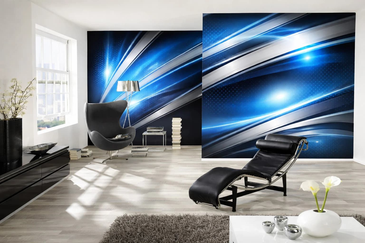 Sala com papel de parede abstrato em azul, branco e cinzento
